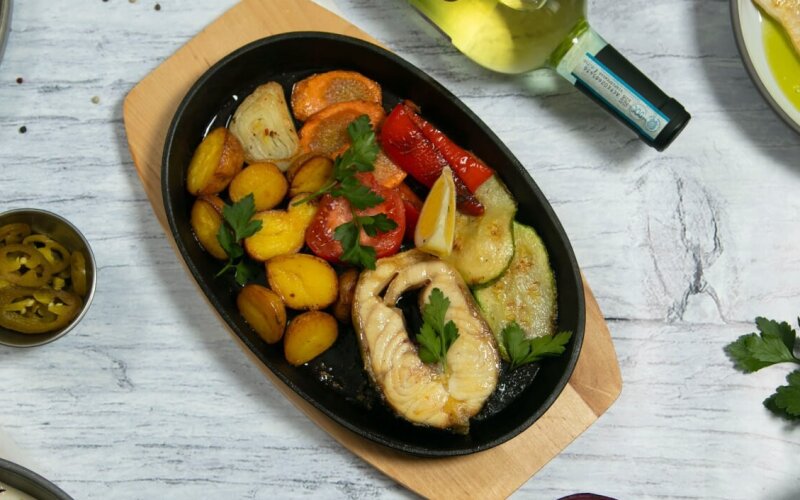 Стейк осетрины с овощами