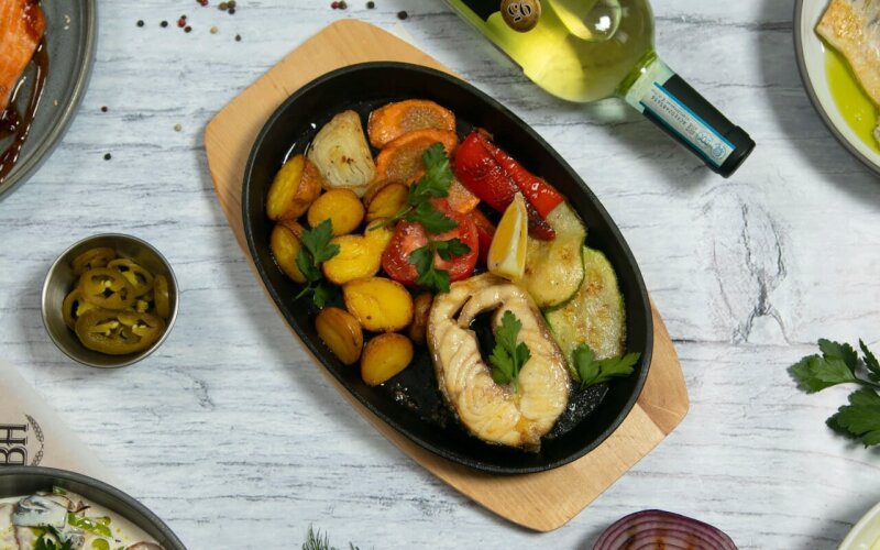 Стейк из осетрины с овощами