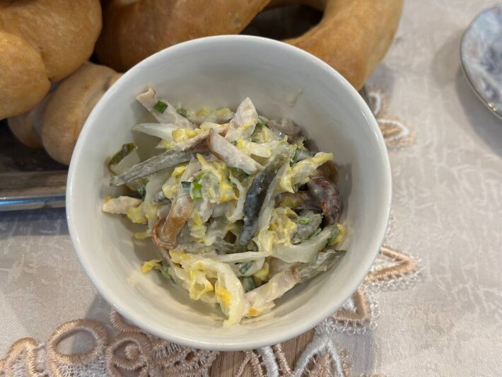 Салат с копченой курицей и опятами