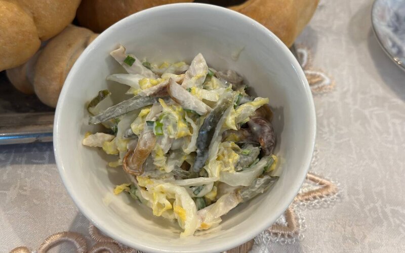Салат с копченой курицей и опятами