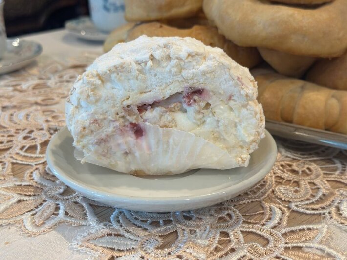 Меренговый рулет с малиной