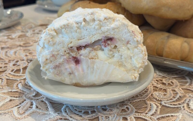 Меренговый рулет с малиной