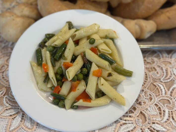 Макароны с соусом песто