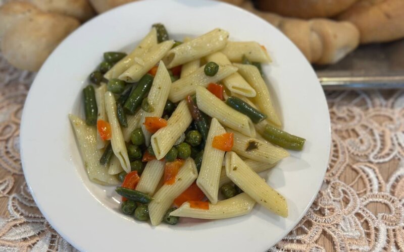 Макароны с соусом песто