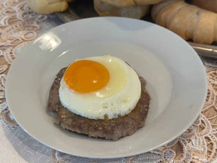 Бифштекс с яйцом