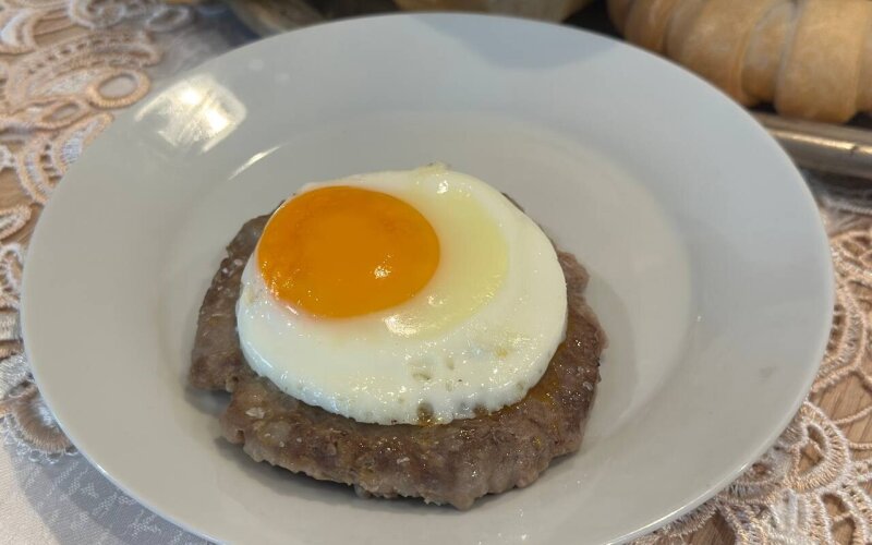 Бифштекс с яйцом