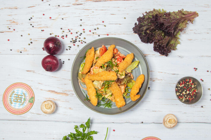 Салат с куриной грудкой в панировке