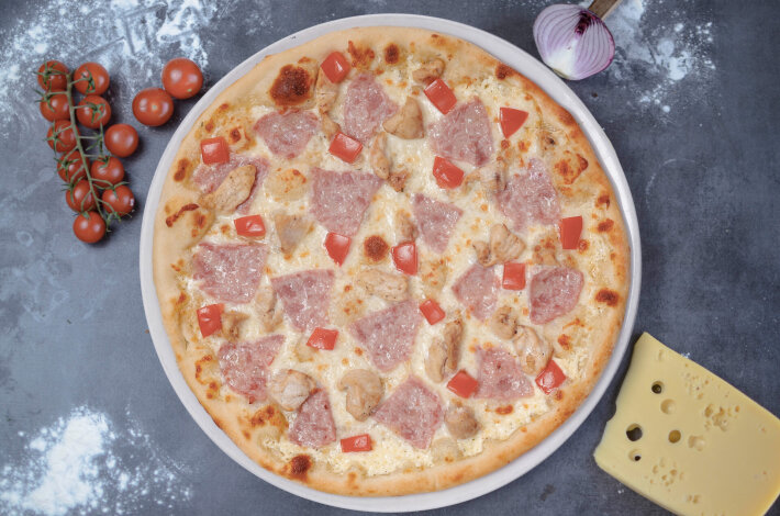 Пицца с курицей и ветчиной