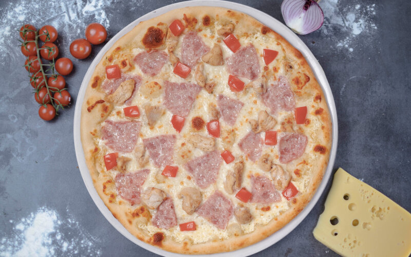 Пицца с курицей и ветчиной