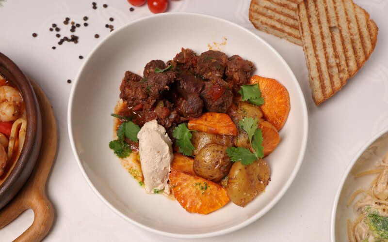 Баранина с запеченным бататом и картофелем