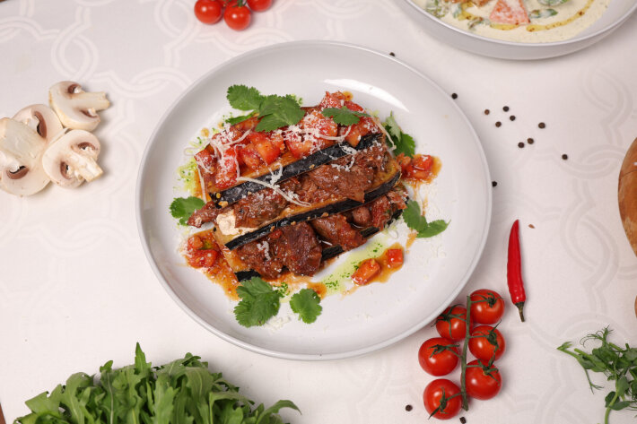 Говядина с баклажанами и томатной сальсой