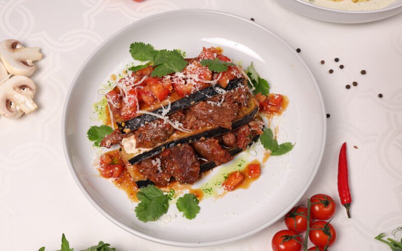 Говядина с баклажанами и томатной сальсой