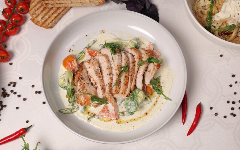 Индейка с овощами и соусом Песто