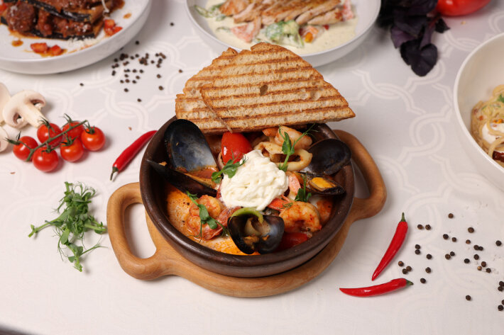 Соте из морепродуктов со страчателлой