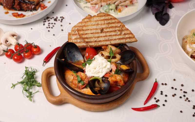 Соте из морепродуктов со страчателлой