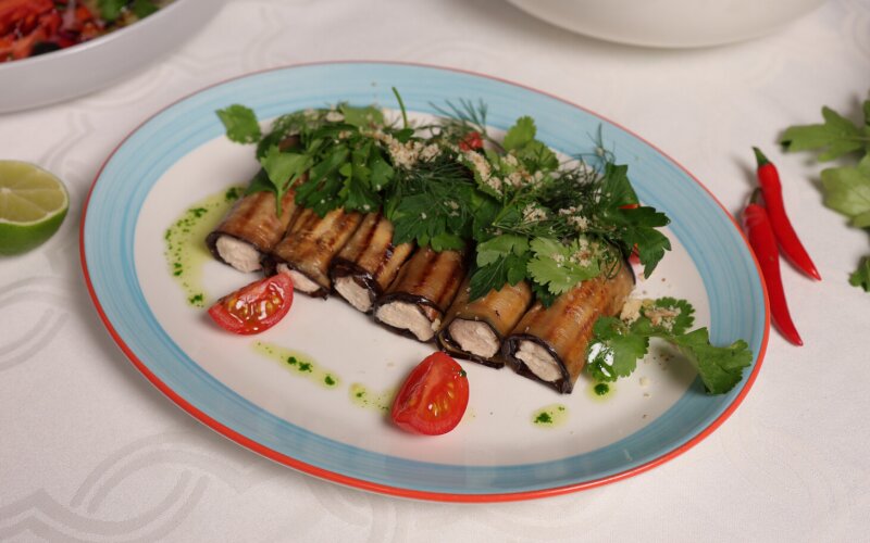 Рулетики из баклажан с ореховым соусом