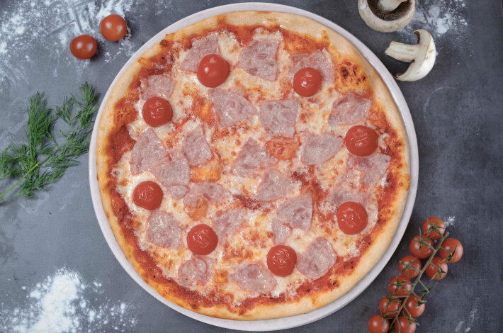 Пицца с ветчиной и помидорами Черри