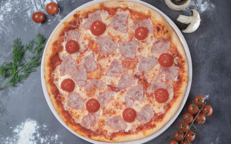 Пицца с ветчиной и помидорами Черри