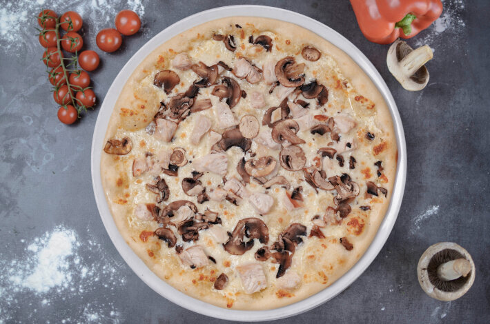 Пицца с копченой курицей и грибами