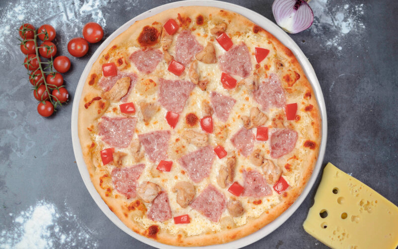 Пицца с курицей и ветчиной