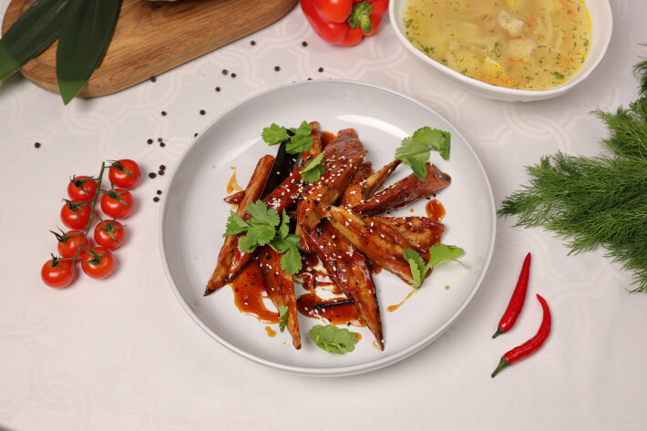 Говядина с баклажанами и томатной сальсой