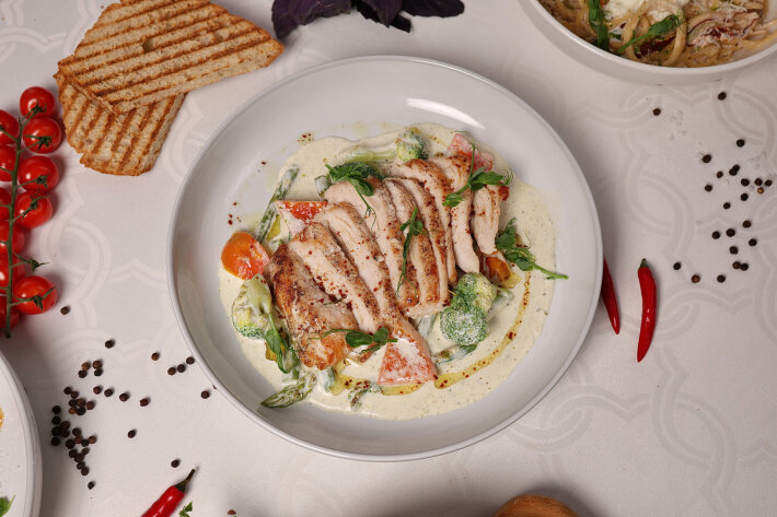 Индейка с овощами и соусом Песто