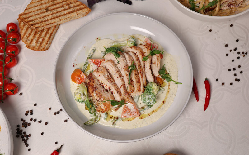 Индейка с овощами и соусом Песто