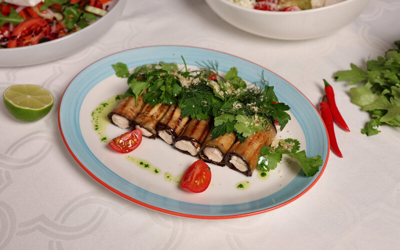 Рулетики из баклажан с ореховым соусом