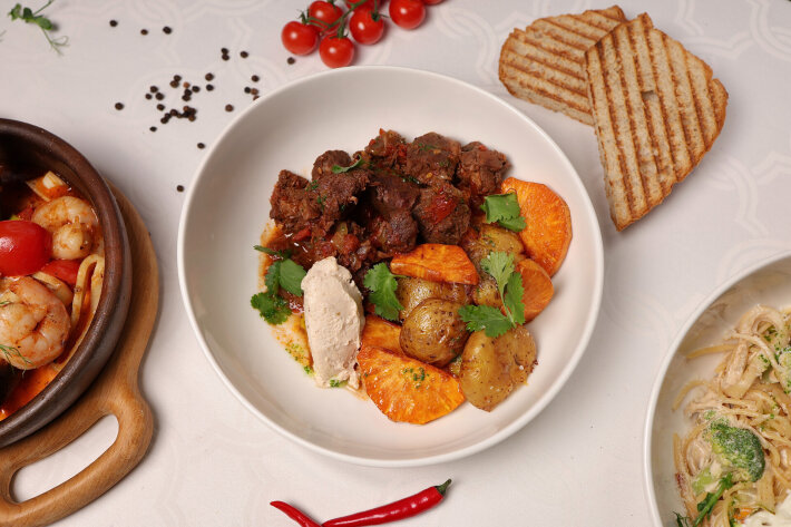 Баранина с запеченным бататом и картофелем