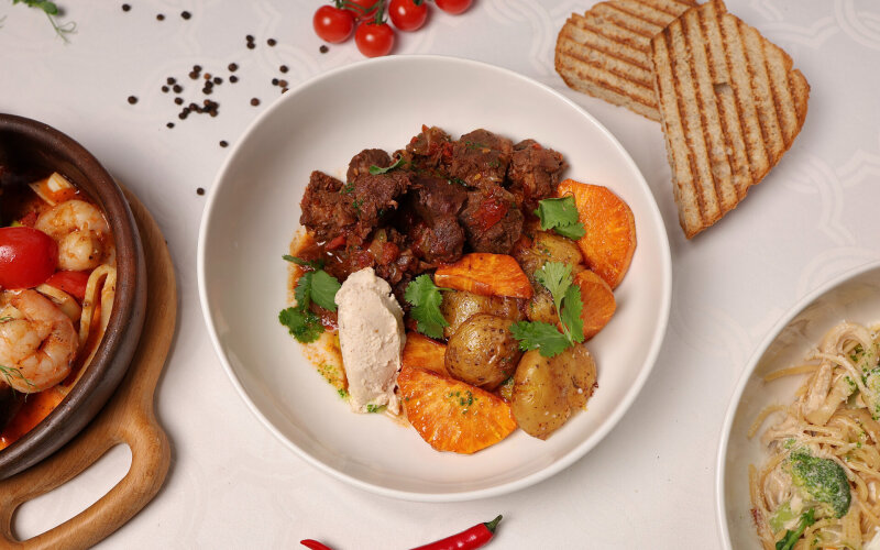 Баранина с запеченным бататом и картофелем