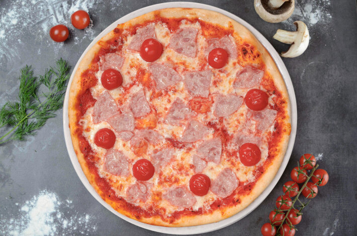 Пицца с ветчиной и помидорами Черри