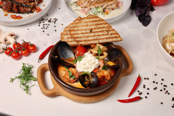 Соте из морепродуктов со страчателлой