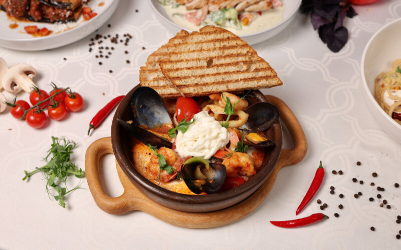 Соте из морепродуктов со страчателлой