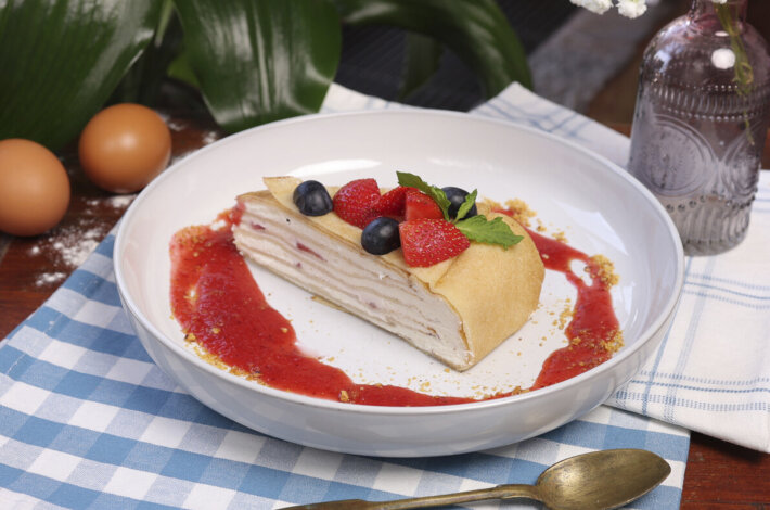 Блинный торт с клубничным соусом