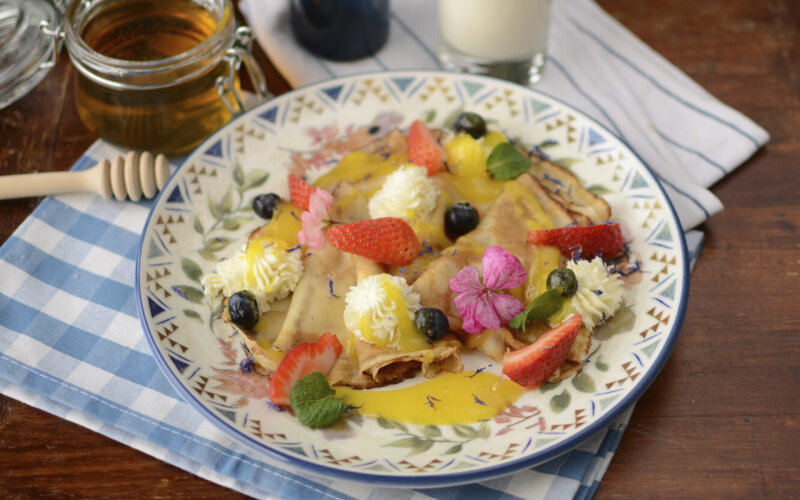 Блины с ягодами и манговым соусом