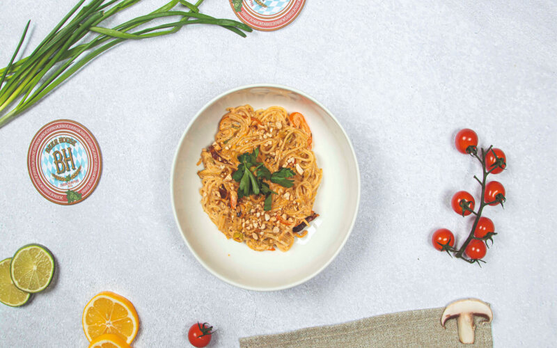 Лапша с овощами и орехом кешью