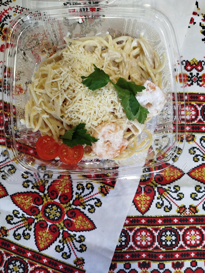 Паста с креветками и кальмаром