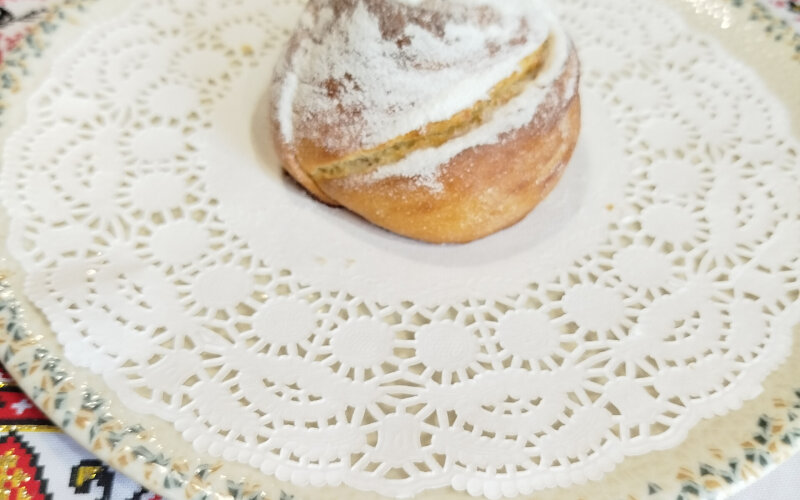 Пирожок с вишней