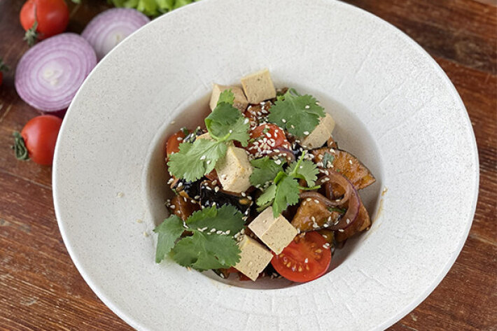 Теплый салат с баклажанами, томатами и тофу
