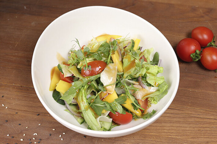 Салат с манго и соусом юдзу