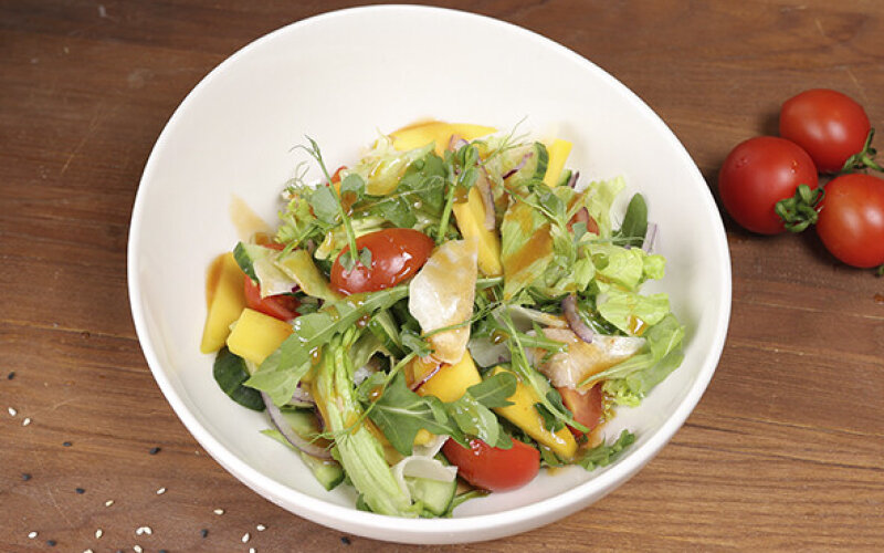 Салат с манго и соусом юдзу