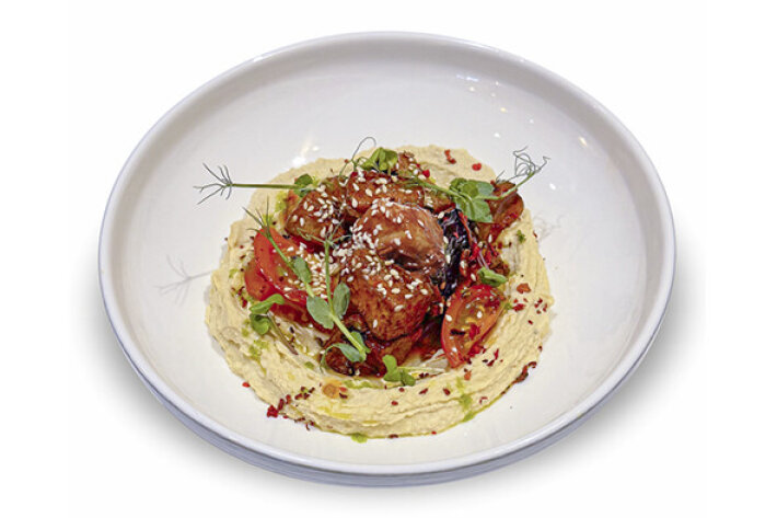 Традиционный хумус хрустящими  баклажанами