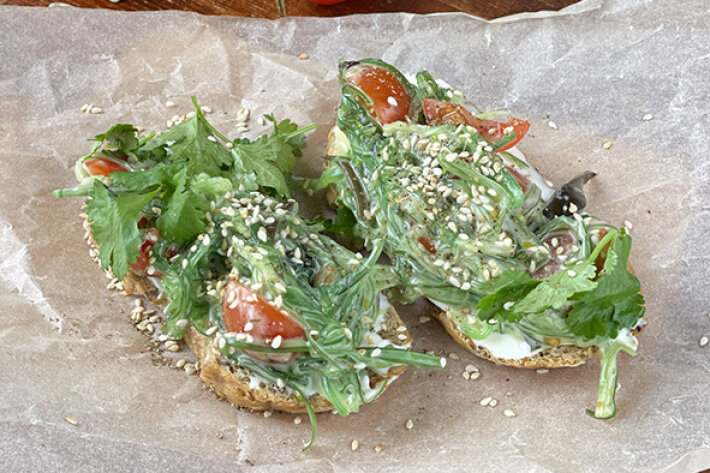 Брускетта с чукой и ореховым соусом