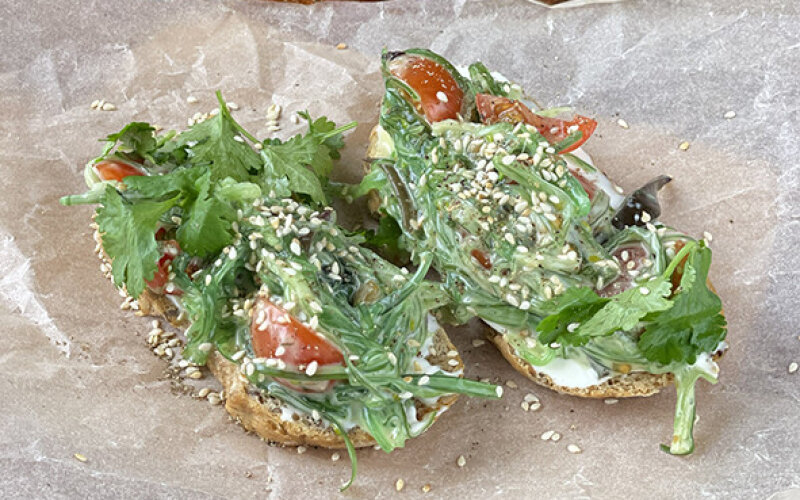 Брускетта с чукой и ореховым соусом