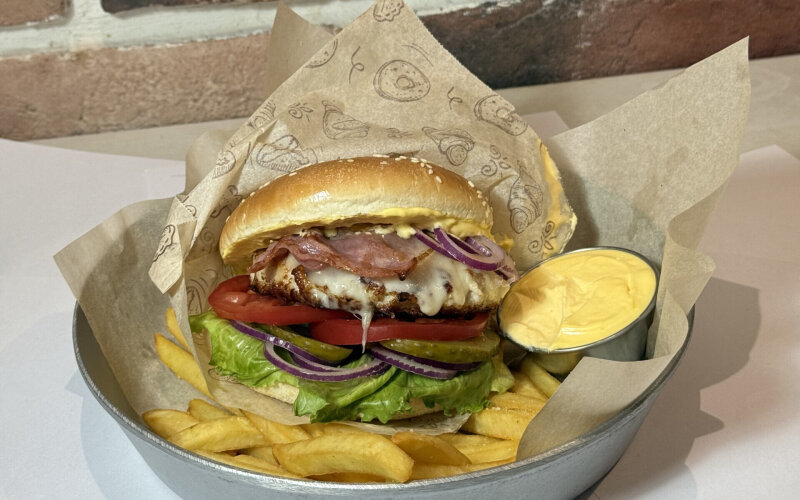 Чикен бургер Экономия 165р.