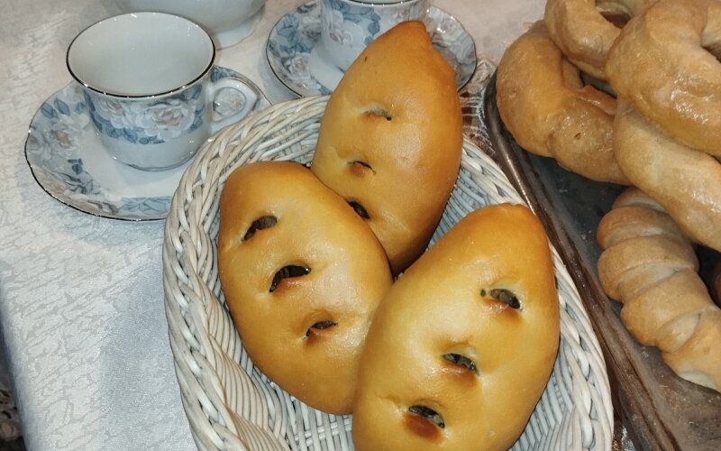 Пирожок постный с грибами и капустой