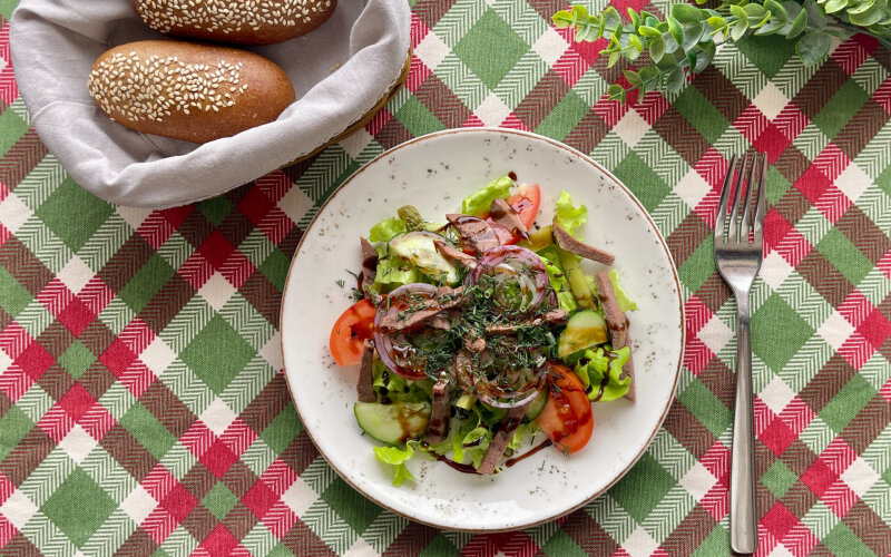 Салат с говяжьим языком и бальзамическим кремом