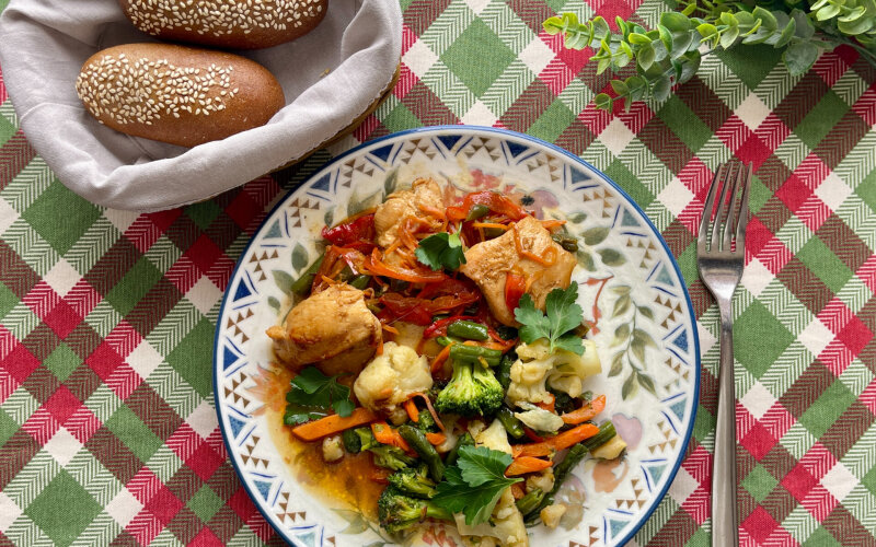 Куриная грудка с овощным гарниром