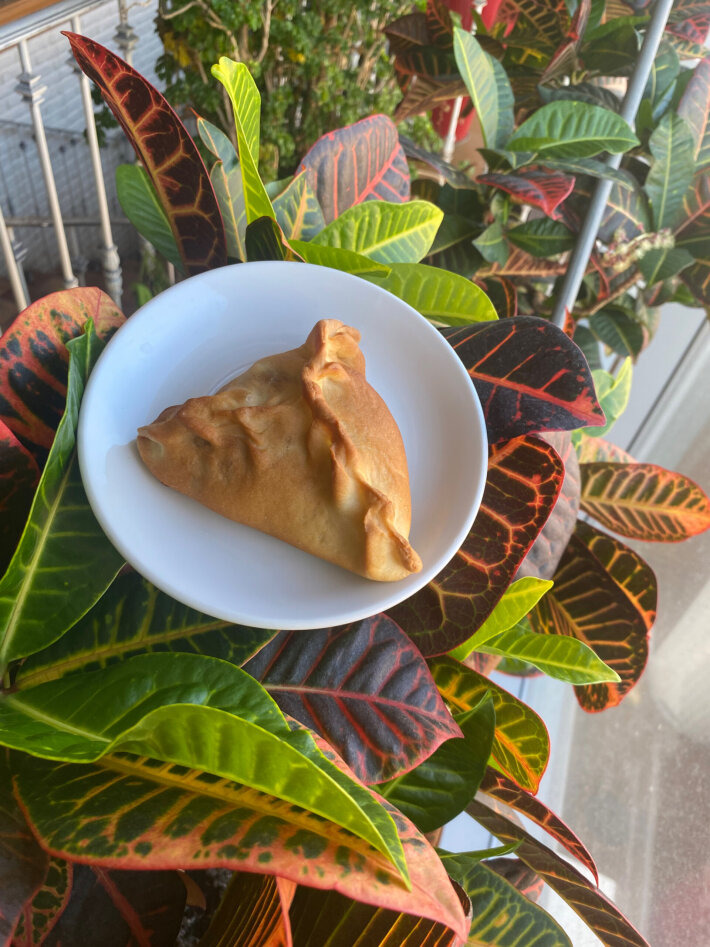 Пирожок постный с грибами и капустой