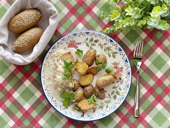 Зраза под сливочно-перечным соусом с картофелем беби